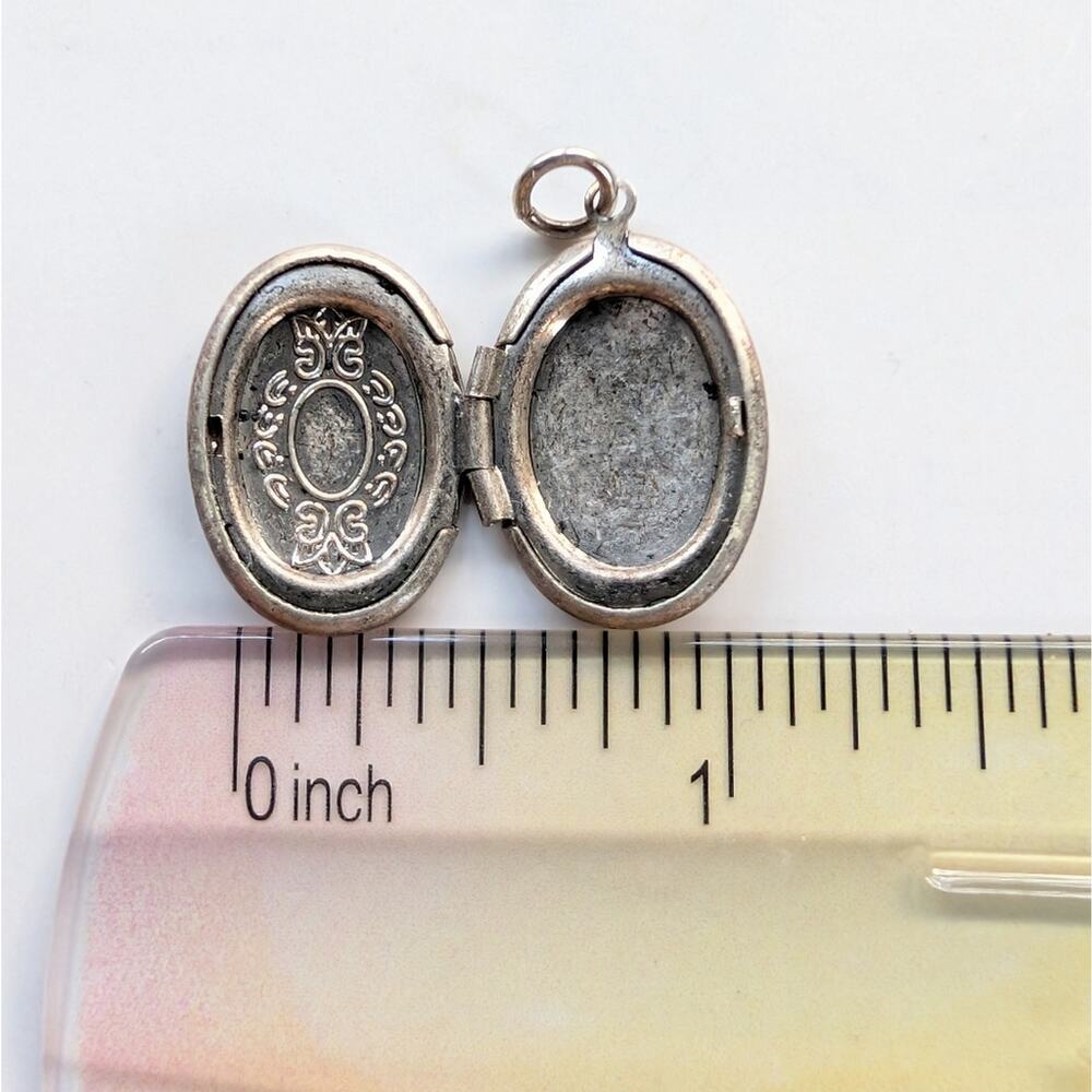 Vintage Estate Silver Tone Victorian Inspired Ornate Locket Necklace Pendant - Picture 4 of 4